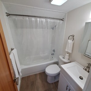 Combined shower/tub, towels, soap, toilet paper - Cozy studio downtown CDA in Sanders Beach (Coeur d'Alene)