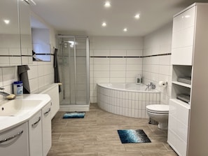 Bathtub, towels, soap, toilet paper - Cozy terraced house with terrace near the university (Magdeburg)