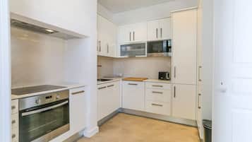Classic Room | Private kitchen | Oven, stovetop, dishwasher, espresso maker