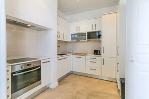 Horno, placa de cocina, lavavajillas, cafetera expreso