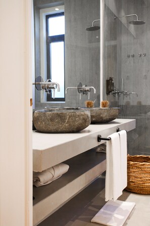 Deluxe Apartment | Bathroom | Shower, rainfall showerhead, free toiletries, hair dryer - A Casa Brava (Santarém)