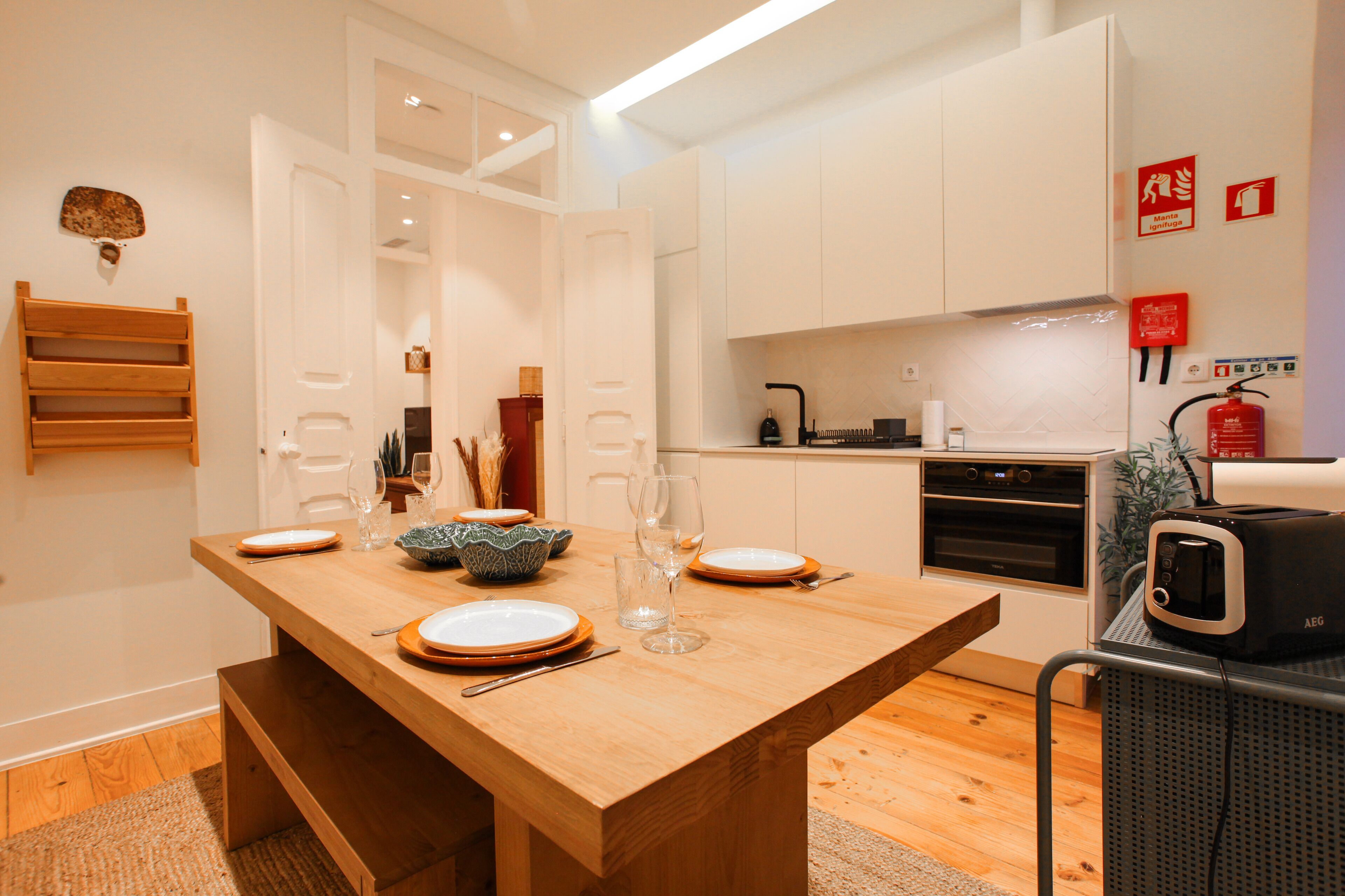 Apartamento luxo | Cozinha privada | Fogão, cooktop, lava-louças, máquina de café expresso