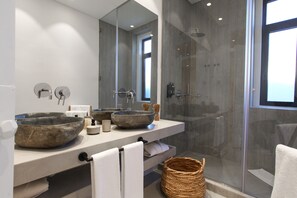 Deluxe Apartment | Bathroom | Shower, rainfall showerhead, free toiletries, hair dryer