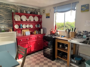Chalet rustique | Cuisine privée | Réfrigérateur, un four, surface de cuisson, bouilloire électrique