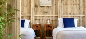 2 bedrooms, bed sheets - Tregantle Farm Eco Glampsite Super Safari Cabin (Torpoint)