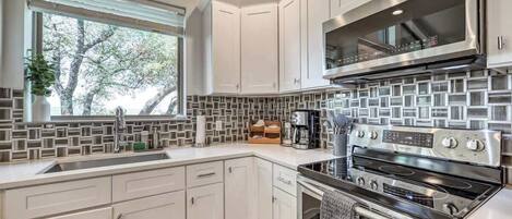 Jääkaappi, mikroaaltouuni, uuni, liesi