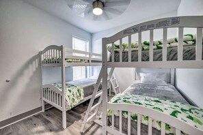 5 Schlafzimmer, Schreibtisch, Bügeleisen/Bügelbrett, kostenloses WLAN