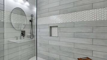 Dusche, Haartrockner, Handtücher, Seife