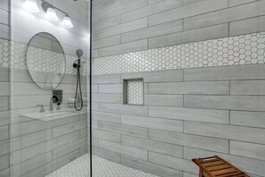 Ducha, secador de pelo, toallas y jabón