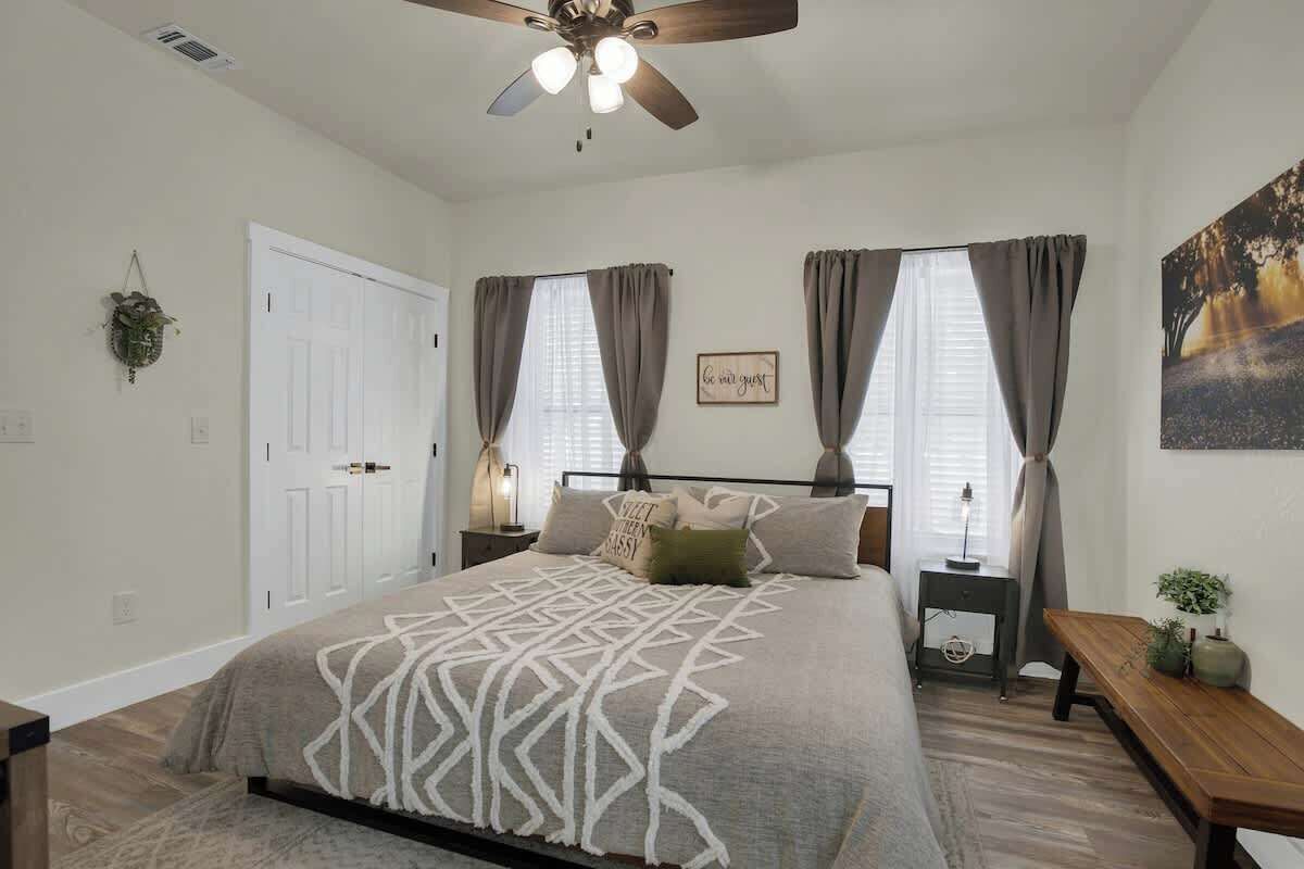 3 bedrooms, iron/ironing board, WiFi (free), bed sheets