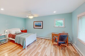 4 bedrooms, iron/ironing board, Internet, bed sheets - Waterfront home with deck, patio, grill, firepit, Ping-Pong, & WiFi (Mount Desert)