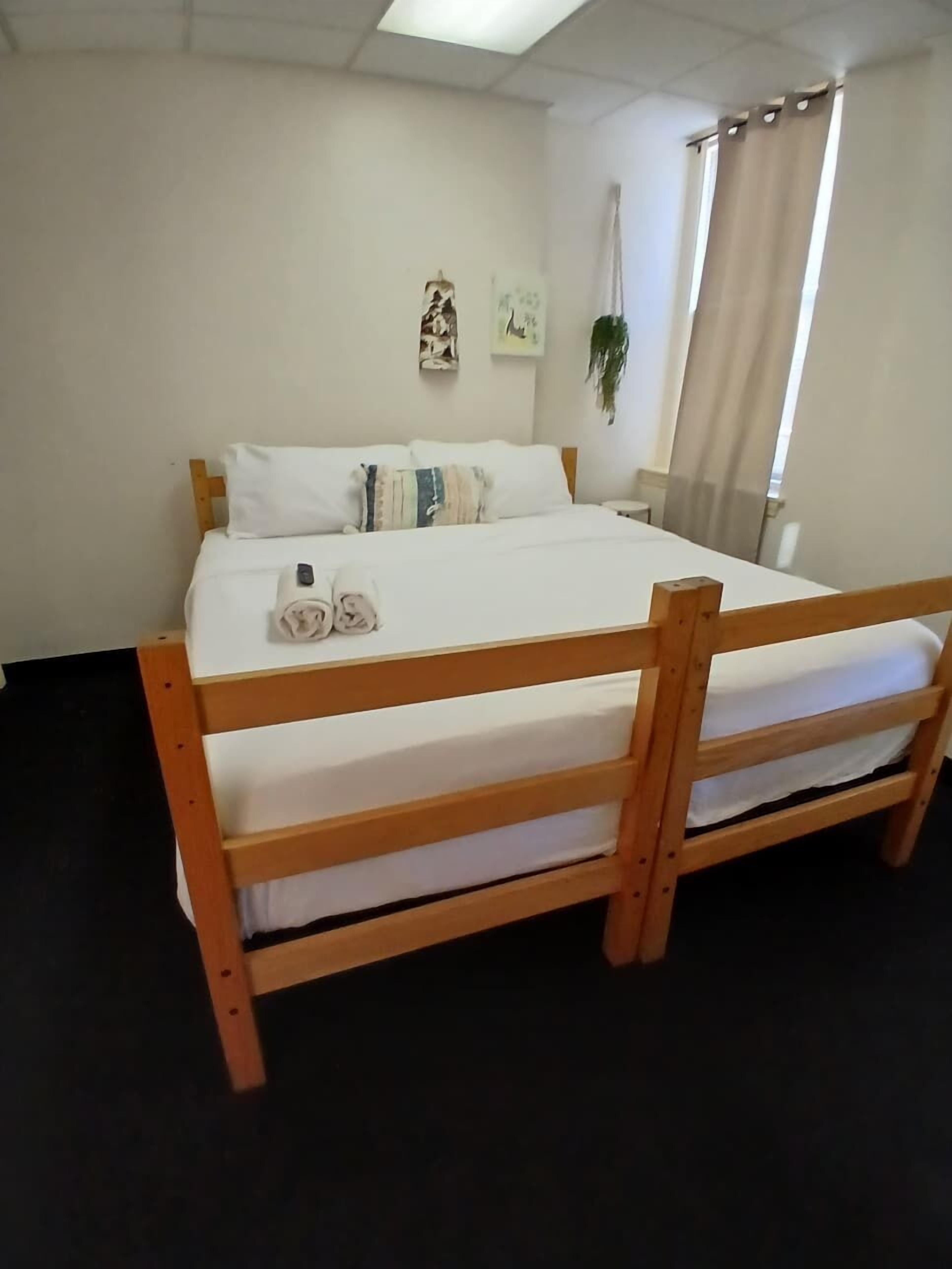 Senge med madrasser af memory foam, skrivebord