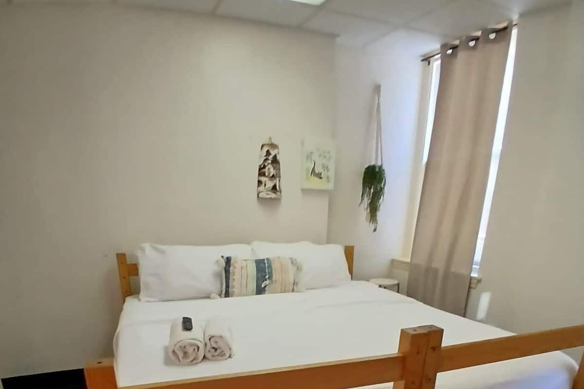 Senge med madrasser af memory foam, skrivebord