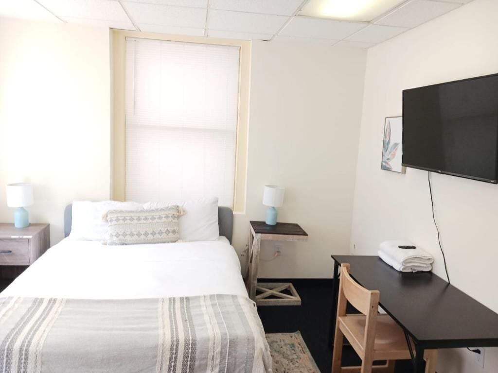 Materassi in memory foam, una scrivania, postazione laptop