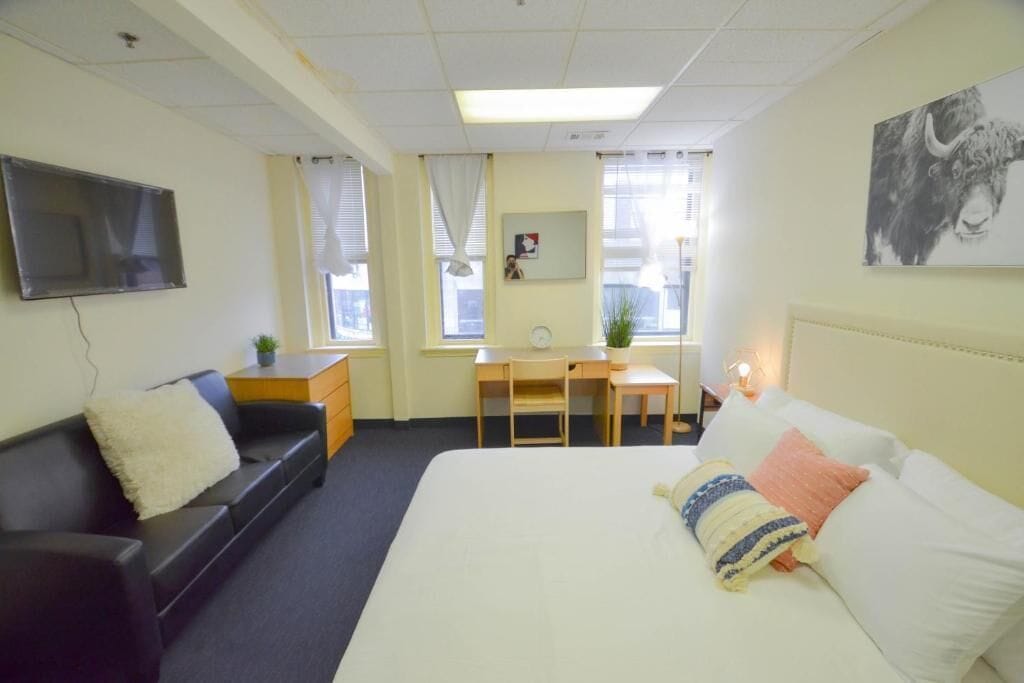 Senge med madrasser af memory foam, skrivebord