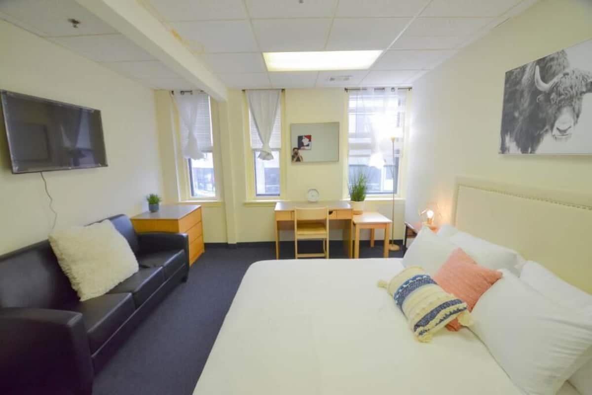 Senge med madrasser af memory foam, skrivebord