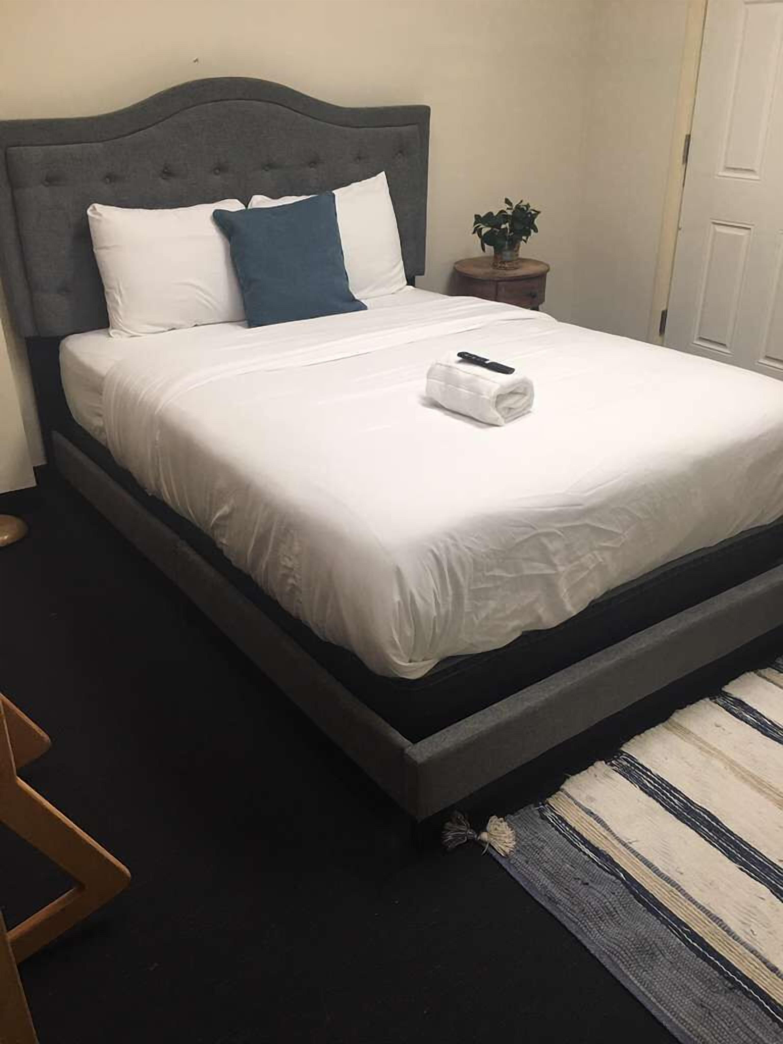 Senge med madrasser af memory foam, skrivebord