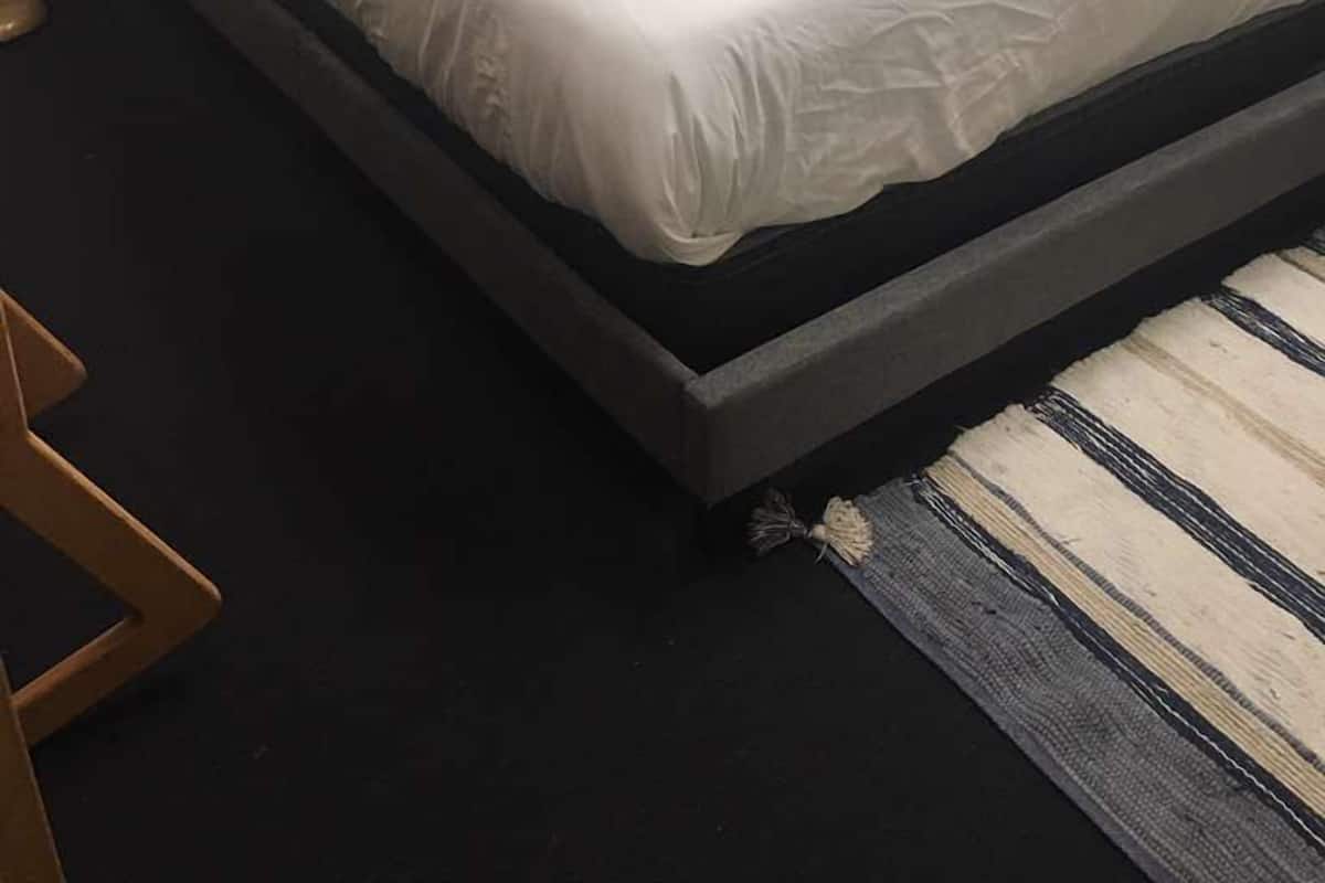 Senge med madrasser af memory foam, skrivebord