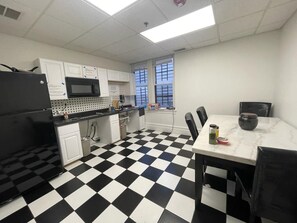 Grand réfrigérateur, micro-ondes, grille-pain, cuiseur de riz