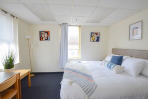 Memory-foam beds, desk, laptop workspace, free WiFi - Michie House in College Hill - Hostel (Providence)