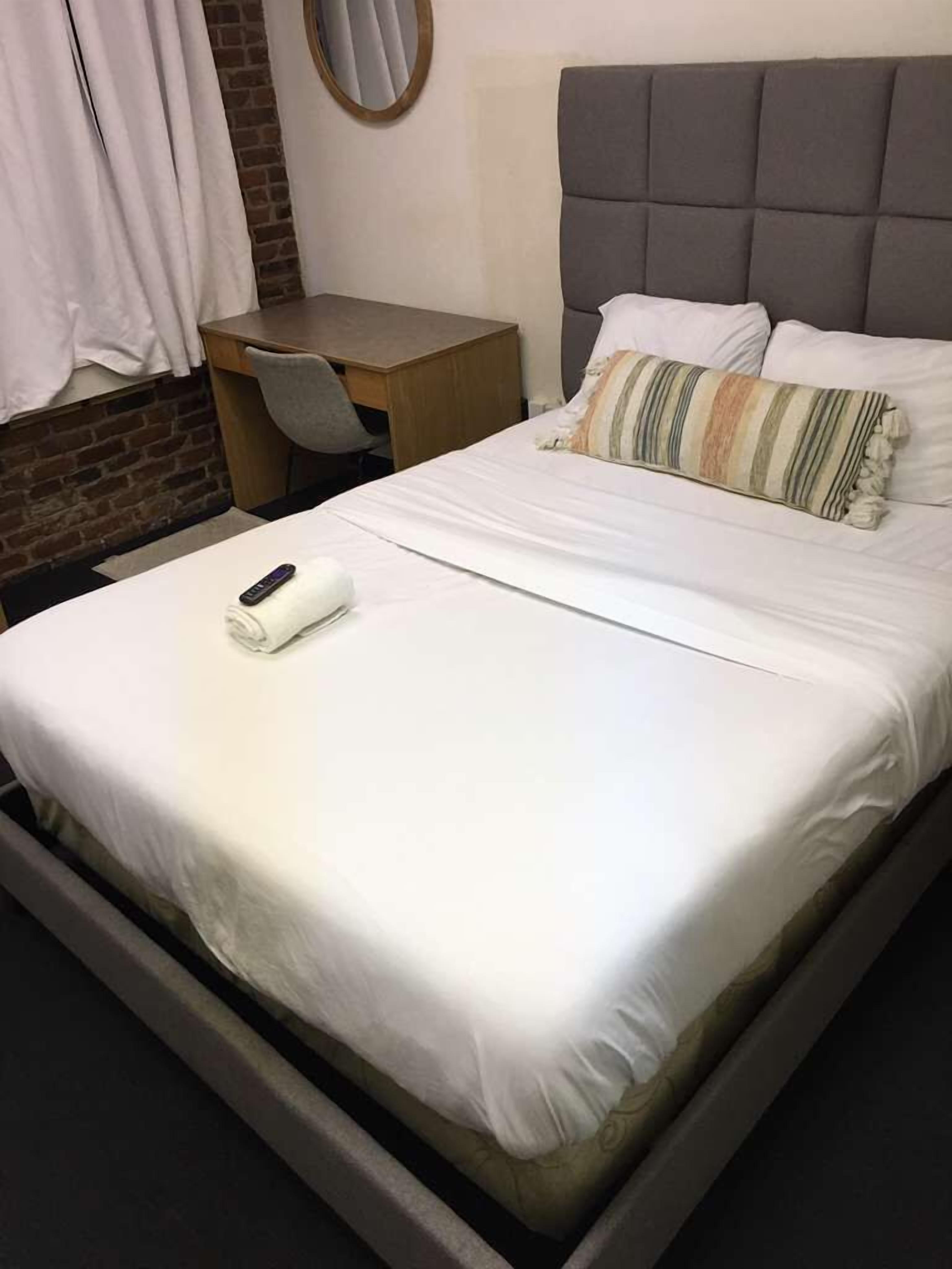 Enkeltværelse | Senge med madrasser af memory foam, skrivebord