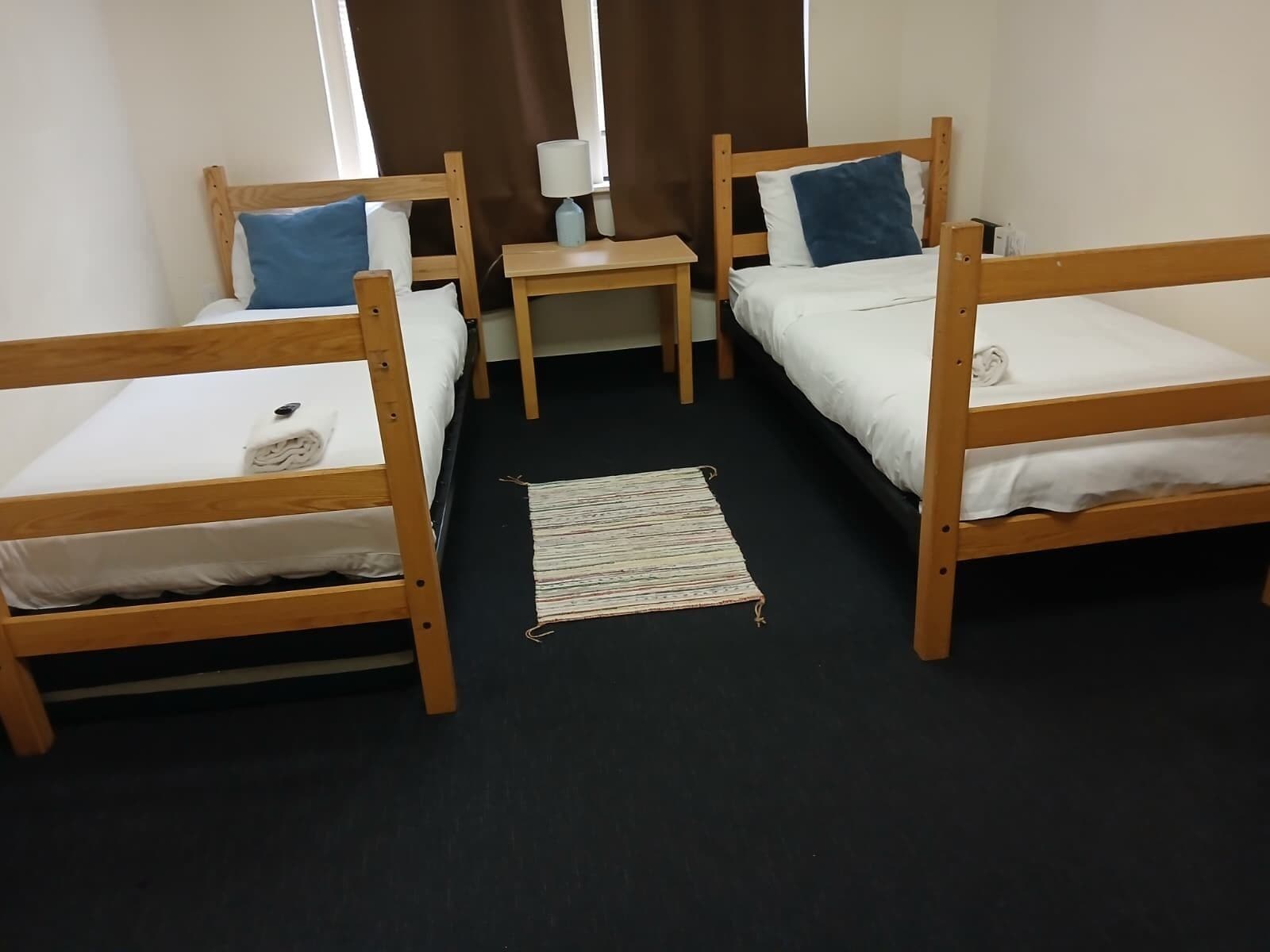 Senge med madrasser af memory foam, skrivebord