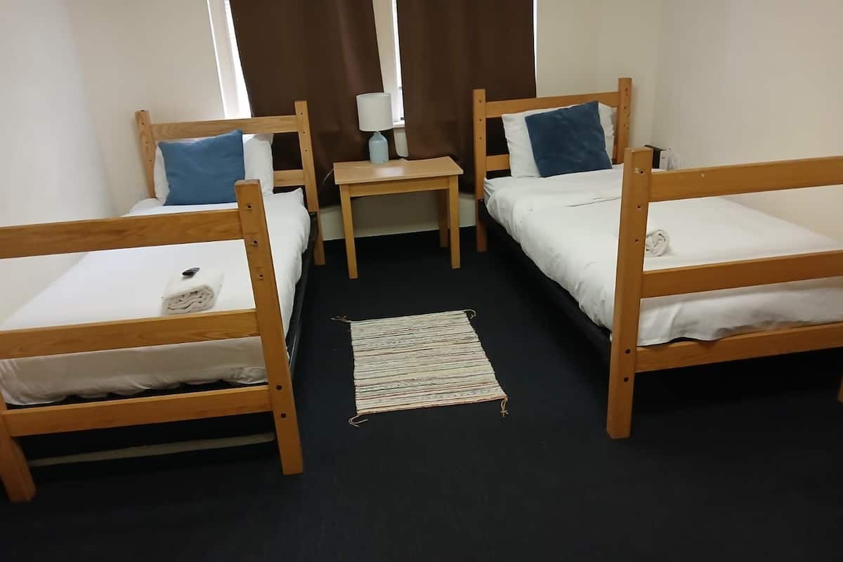 Senge med madrasser af memory foam, skrivebord