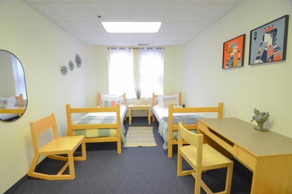 Senge med madrasser af memory foam, skrivebord