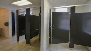 A modern office space with cubicles, a fire alarm, and a tiled floor. - Michie House in College Hill - Hostel (Providence)