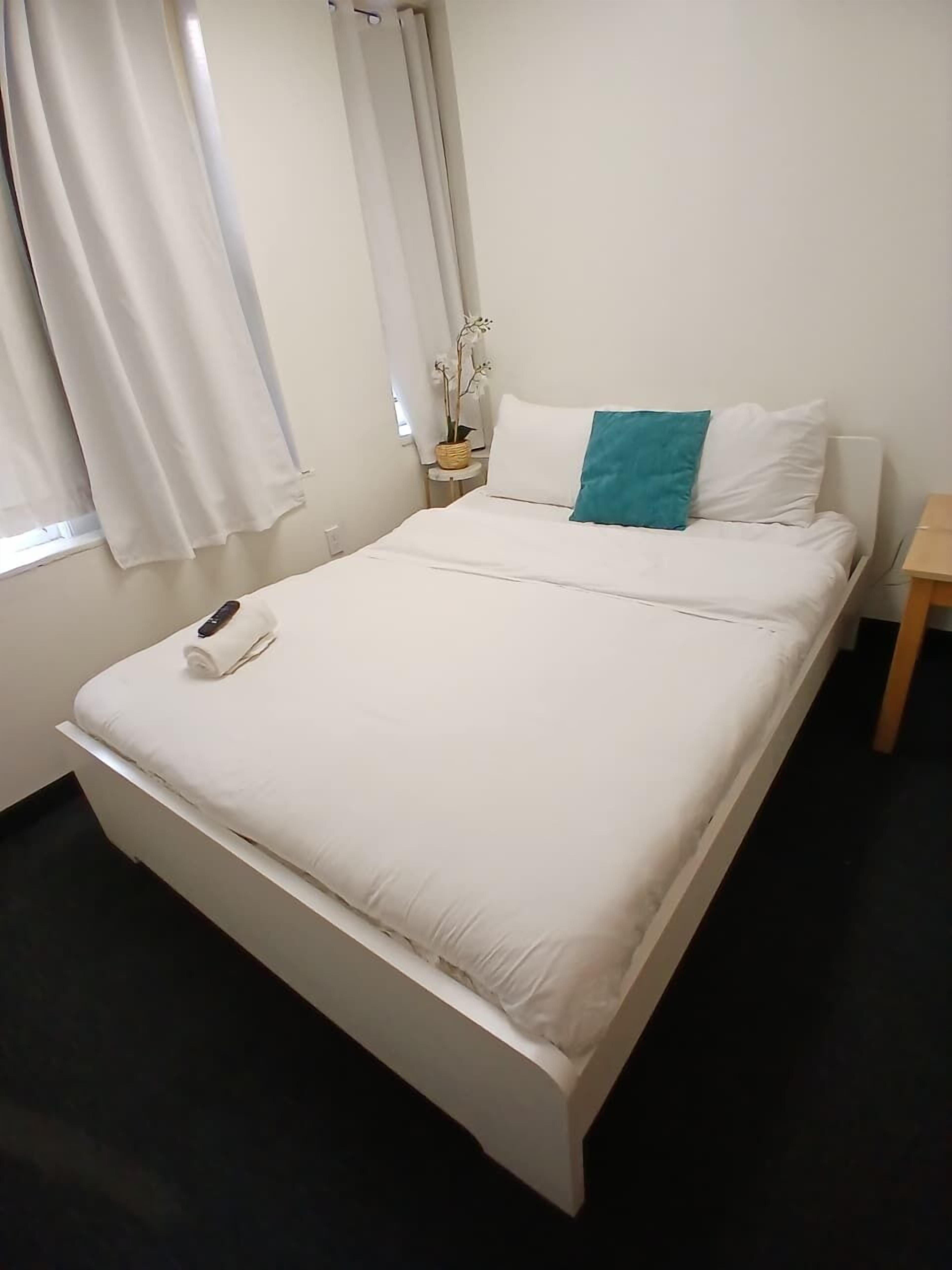 Senge med madrasser af memory foam, skrivebord