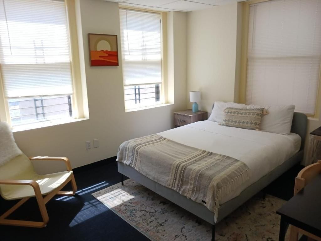 Senge med madrasser af memory foam, skrivebord