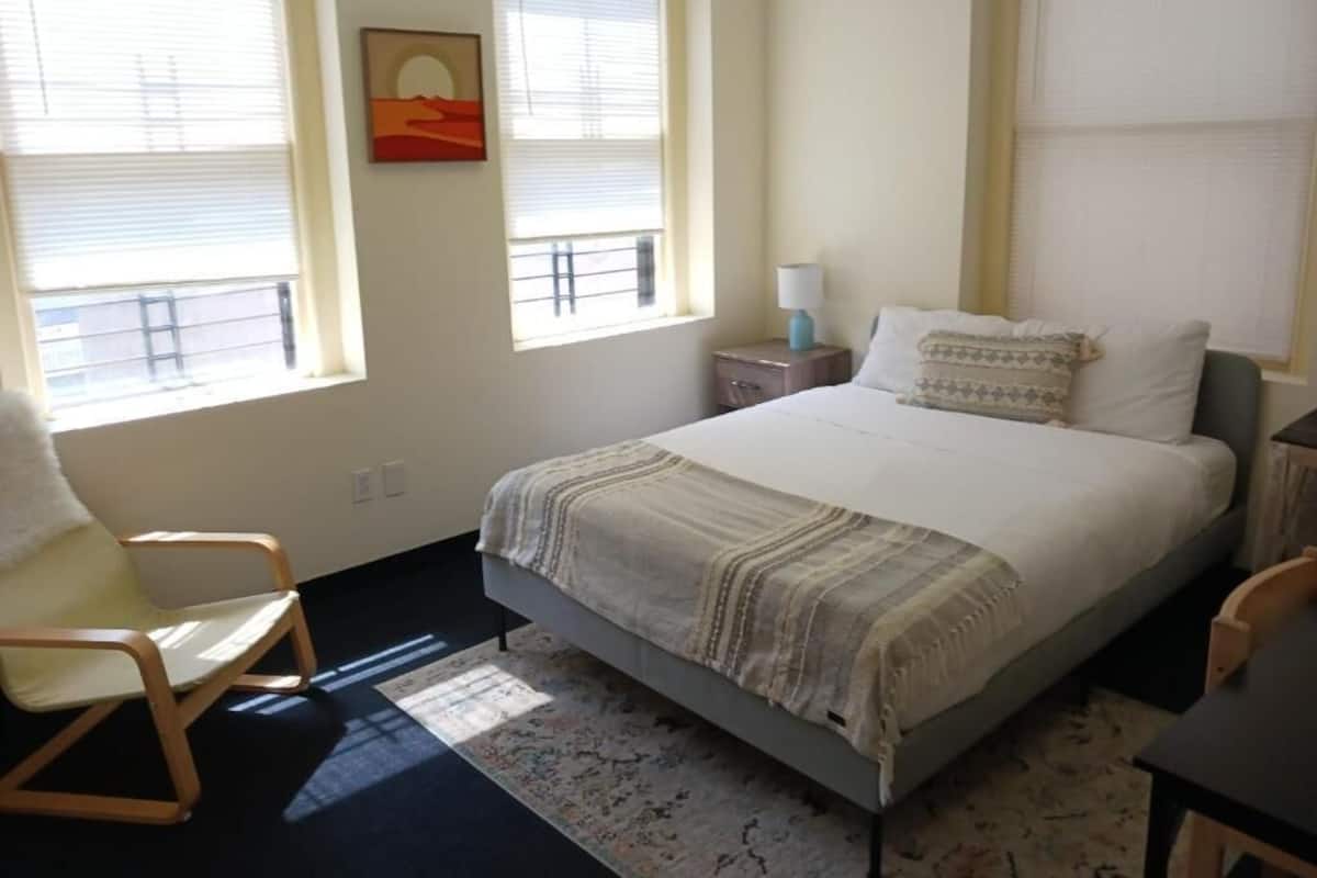 Senge med madrasser af memory foam, skrivebord