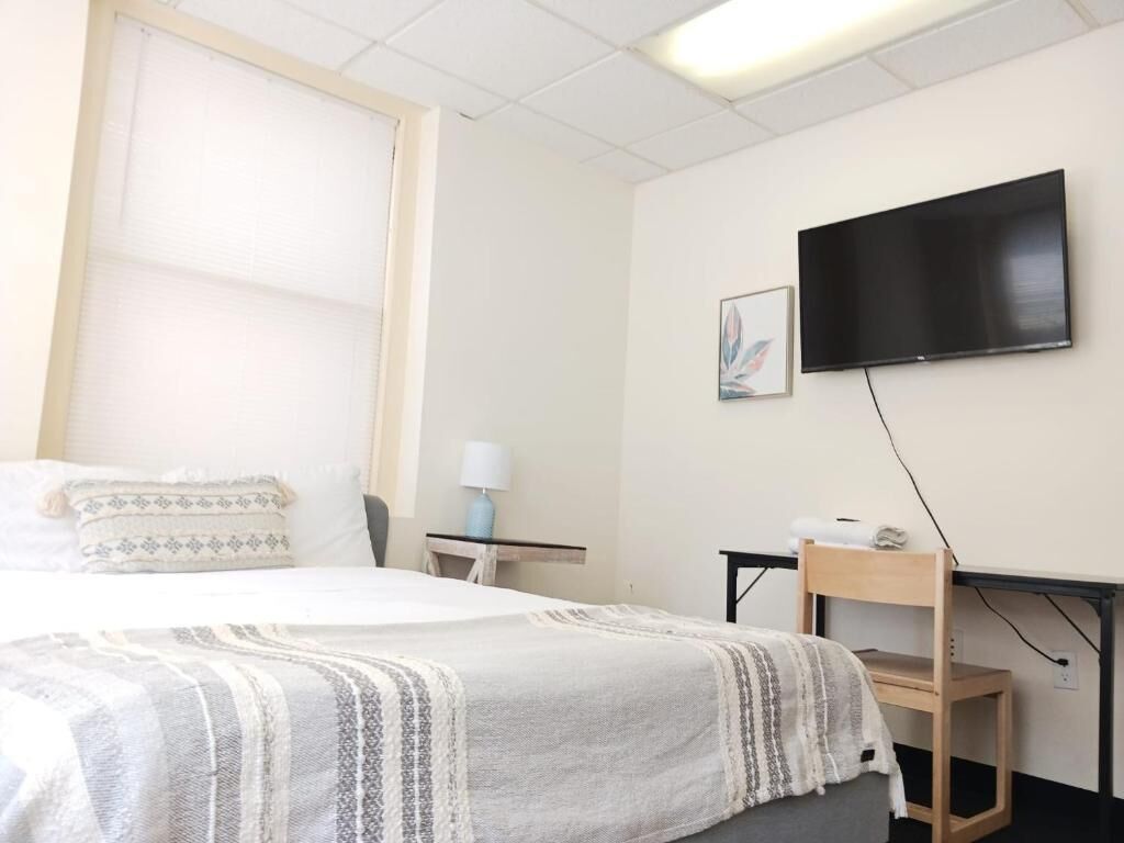 Enkeltværelse | Senge med madrasser af memory foam, skrivebord