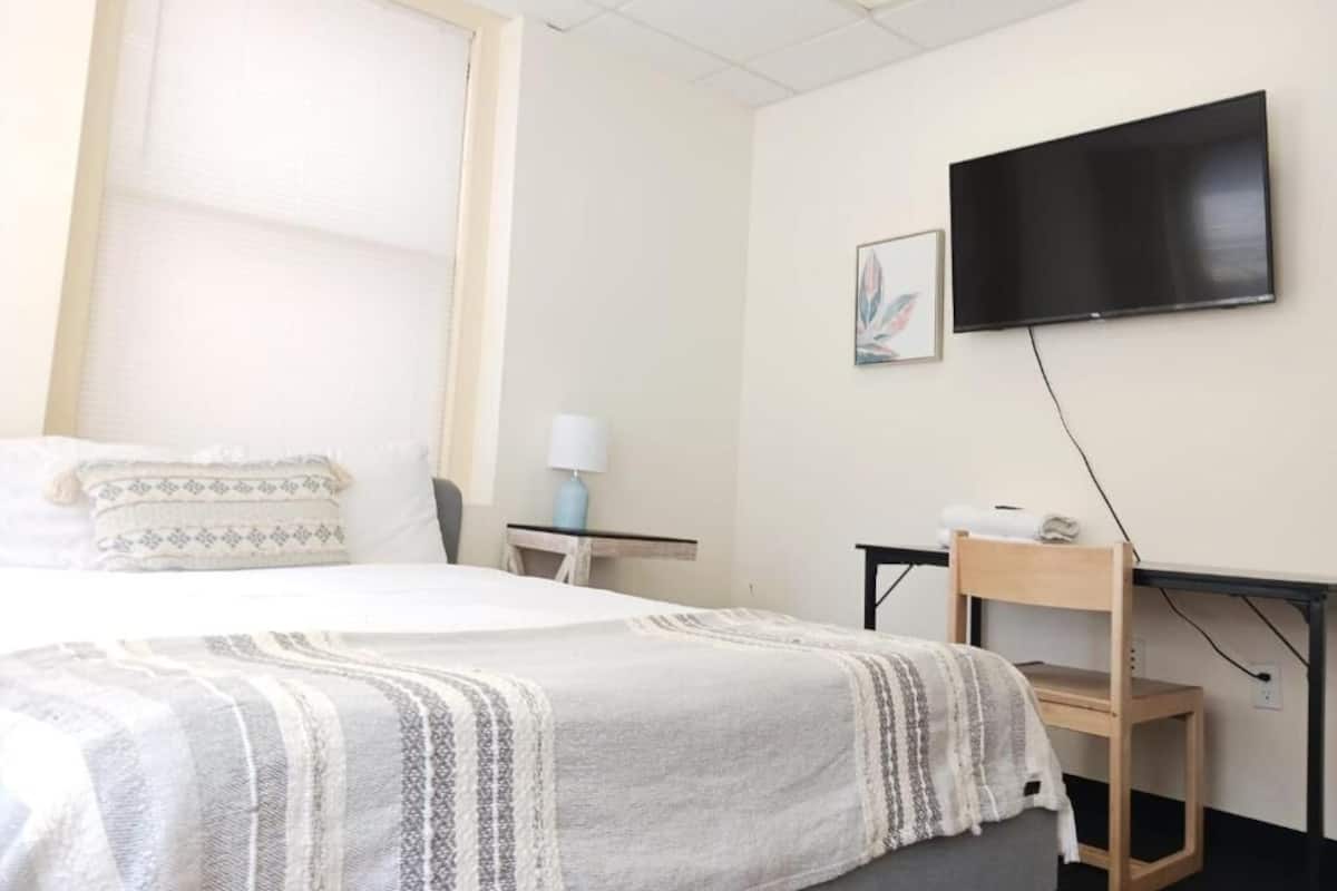Single Room | Memory foam beds, desk, laptop workspace, WiFi (free)