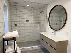 Duschwanne, Handtücher, Seife, Toilettenpapier
