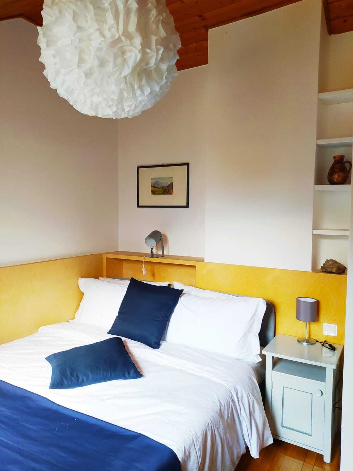 3 soverom, skrivebord, strykejern/-brett og reiseseng for barn