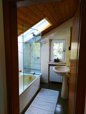Ensemble douche/baignoire, sèche-cheveux, serviettes fournies, savon