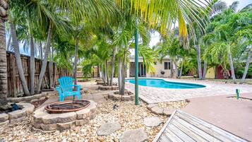 Piscine chauffée, chaises longues