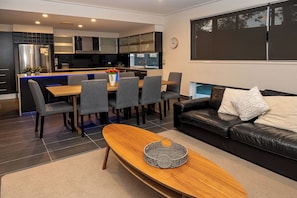 Interior - Large Surfer's Sanctuary 4 beds 4 bath and pool (Gold Coast)