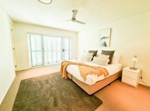 4 bedrooms, iron/ironing board, WiFi