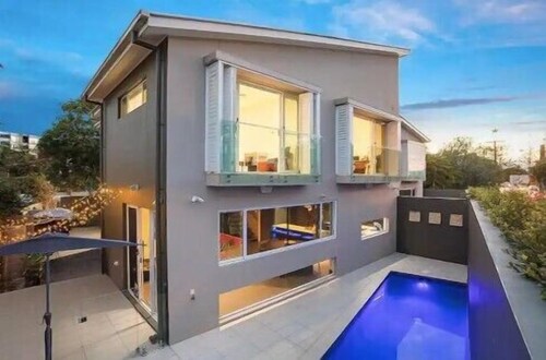 Large Surfer's Sanctuary 4 beds 4 bath and pool