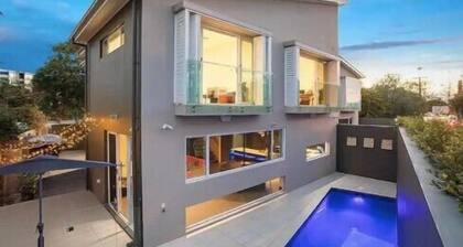 Large Surfer's Sanctuary 4 beds 4 bath and pool