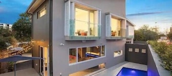 Large Surfer's Sanctuary 4 beds 4 bath and pool