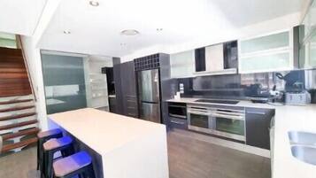 雪櫃、微波爐、焗爐、爐具