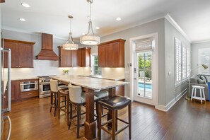 Lave-vaisselle, tables à manger