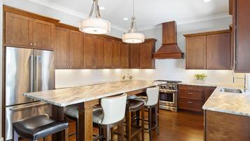 Een vaatwasser, eettafels