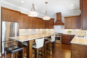 Lave-vaisselle, tables à manger