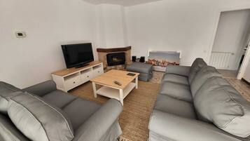 Een televisie en een stereo