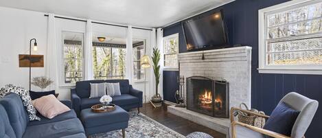 Televisor intel·ligent, llar de foc, llibres i estèreo