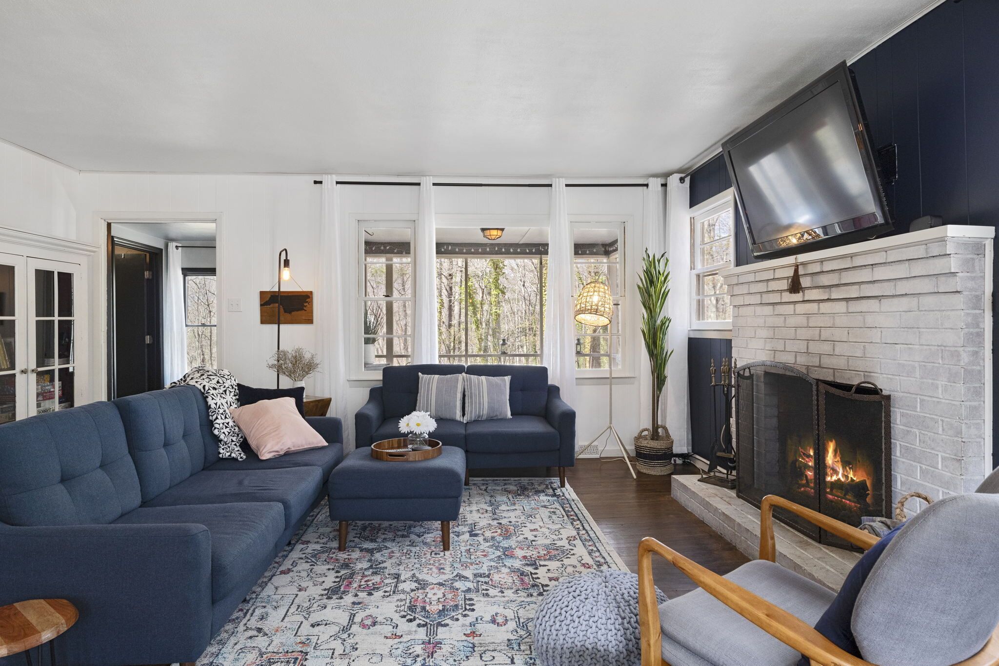 Smart-TV, Kamin, Bücher, Stereoanlage